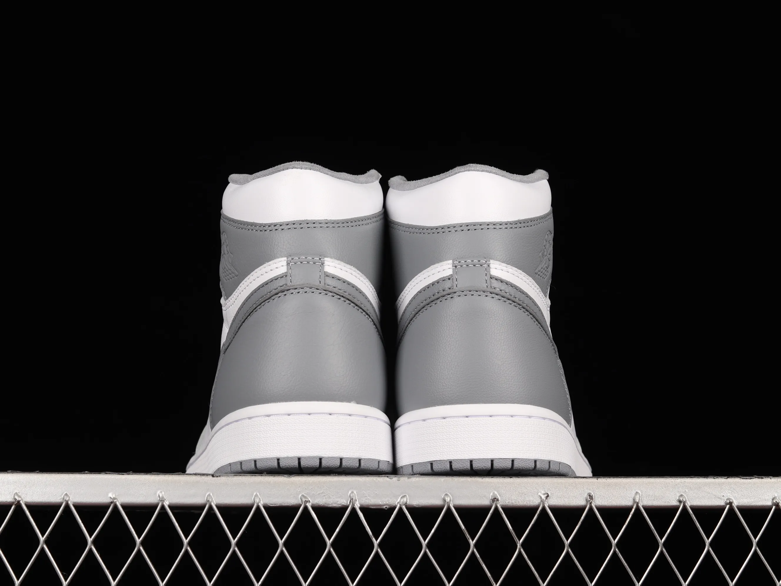 All categories Air Jordan Jordan series basketball shoes Air Jordan 1 High foreign trade version Air Jordan 1 High OG "Stealth" AJ1 Joe 1 white gray 555088-037